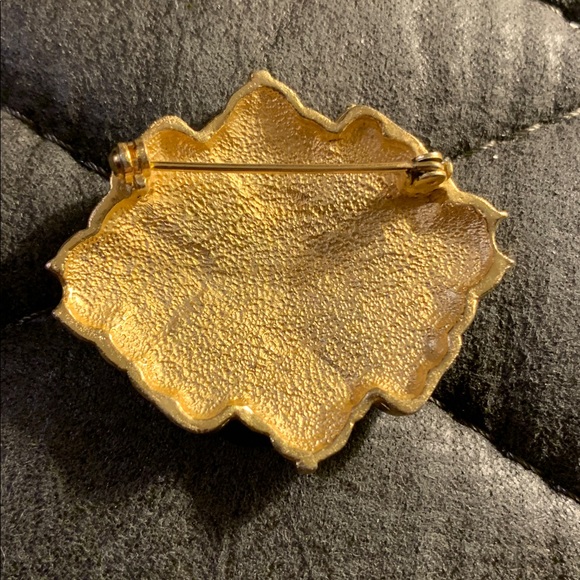 Macys gold tone w cream and black quatrefoil diamond shaped brooch 2” pin - Picture 2 of 4